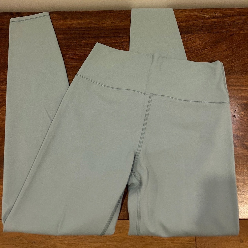 Vuori Leggings size Medium